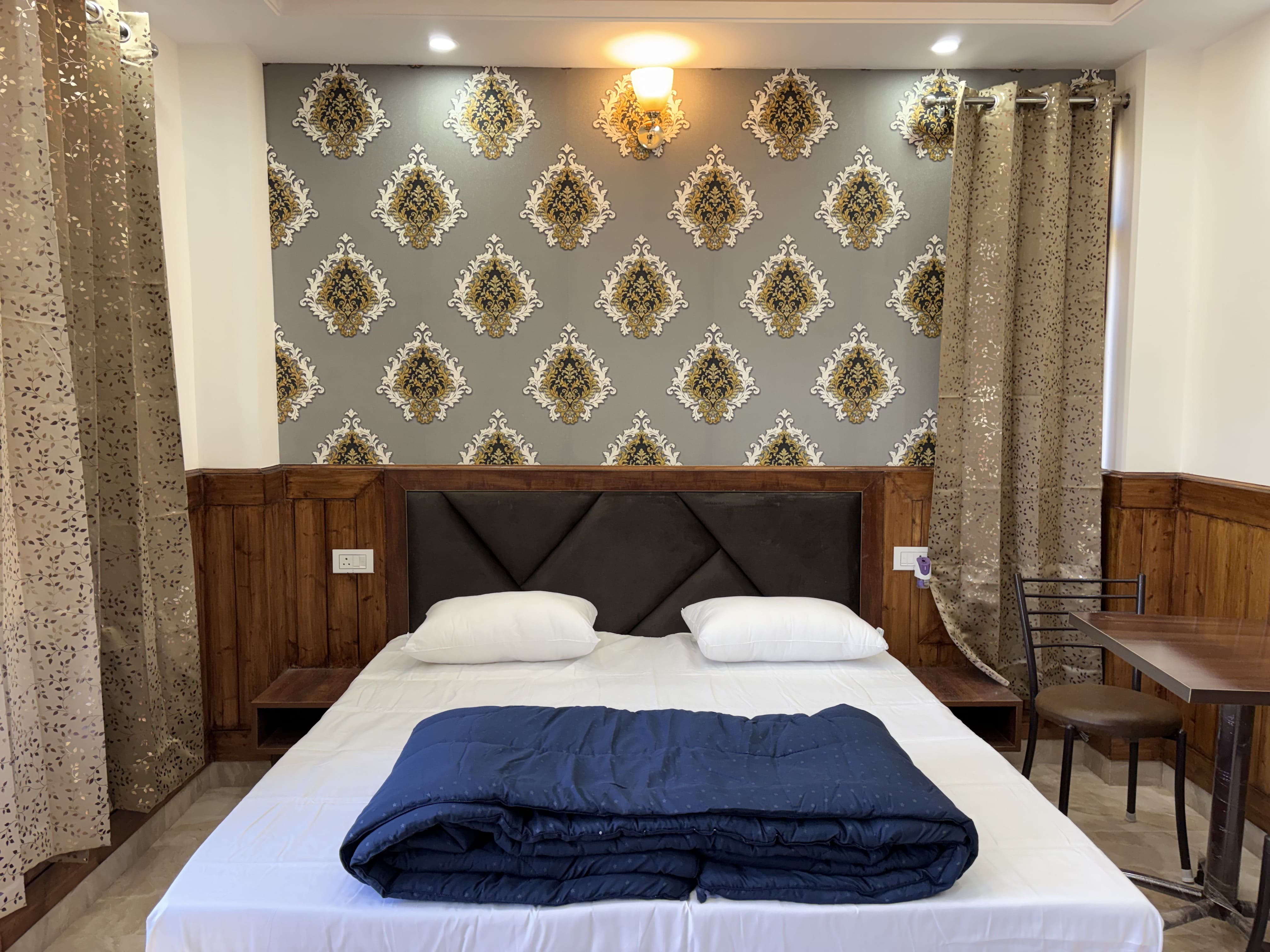 Hamilton Vista room with balcony side window