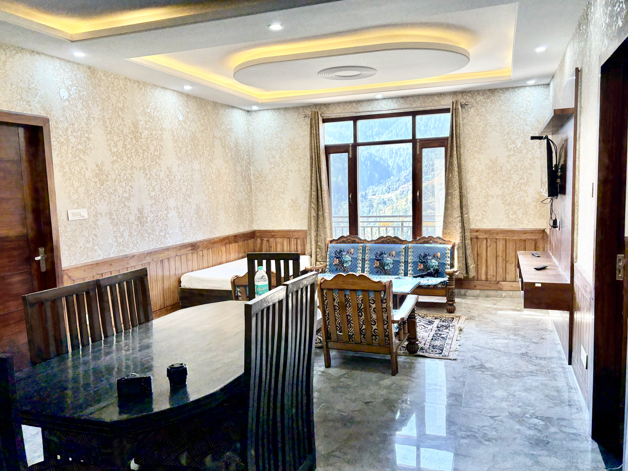 Hamilton Vista villa exterior with four rooms